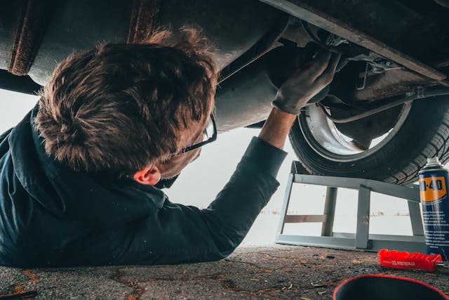 covek vrsi popravku na automobilu